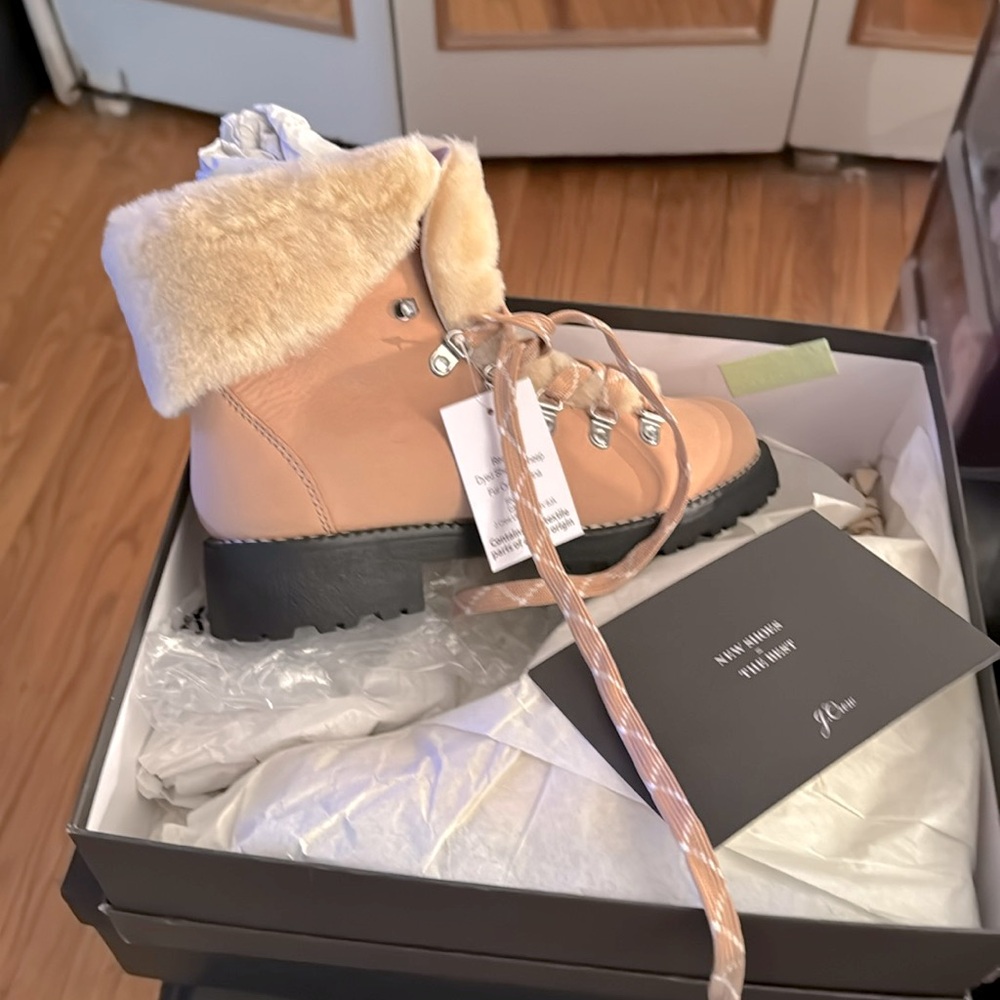 JCrew’s iconic  Nordic boot comes withh original box packaging.. never worn.